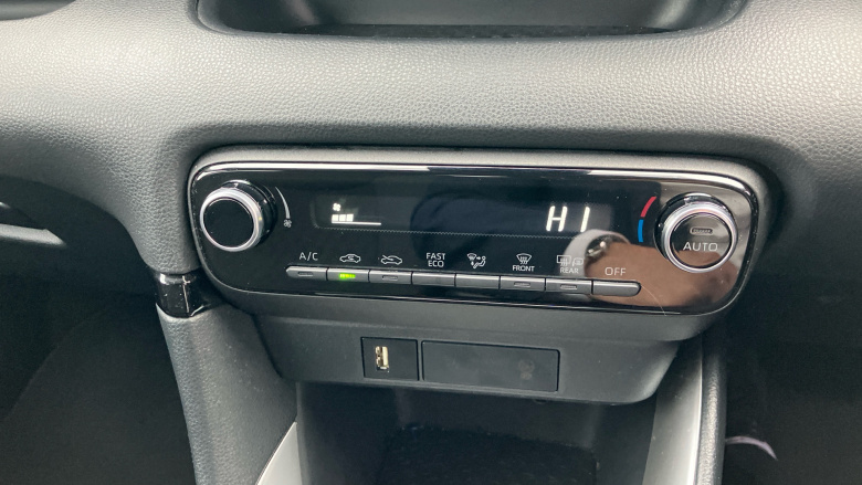 Toyota Yaris 1.5 Hybrid Design 5dr CVT Hybrid Hatchback